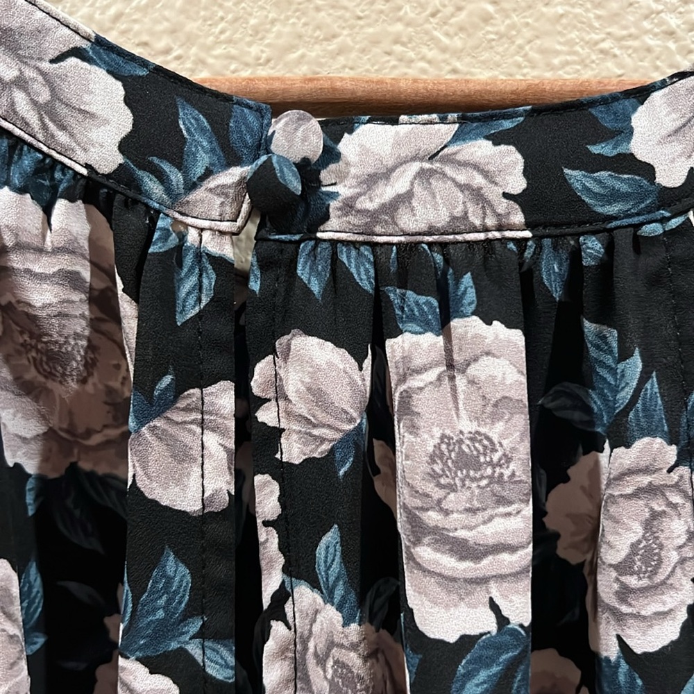 Torrid Size 1 flower sleeveless blouse - Picture 3 of 4